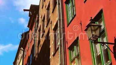 五颜六色，传统的意大利房屋和街道与蓝天街道。
